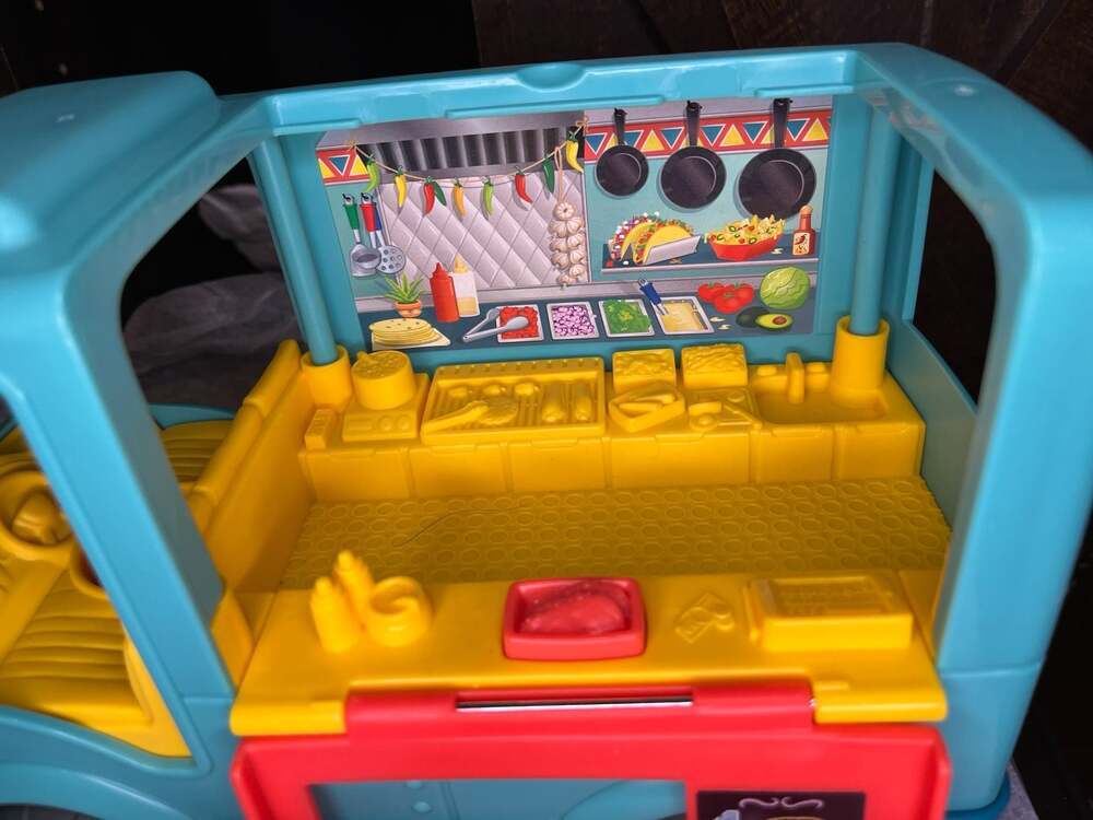 Fisher-Price Little People Serve It Up Food Truck Musical Toy with 2 Figures - Picture 5 of 8